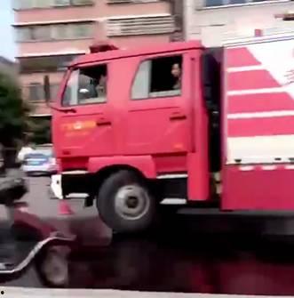消防车救火视频,火场救援瞬间回顾